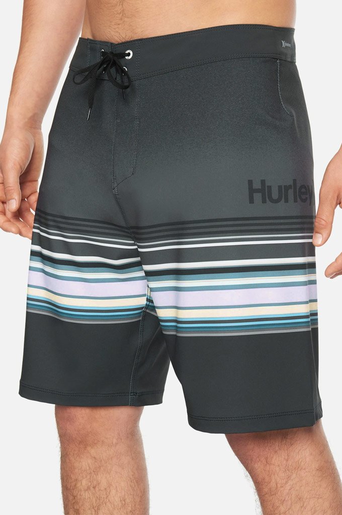 Hurley orders short boardshorts