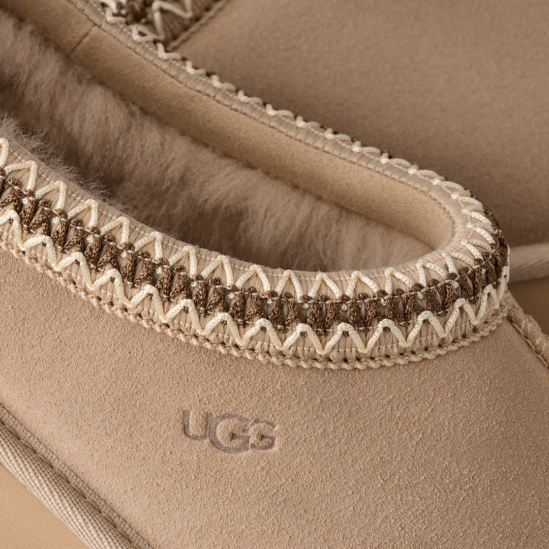 Close up of UGG Women's Tasman II Slipper - Mainland Skate & Surf#color_moonlight